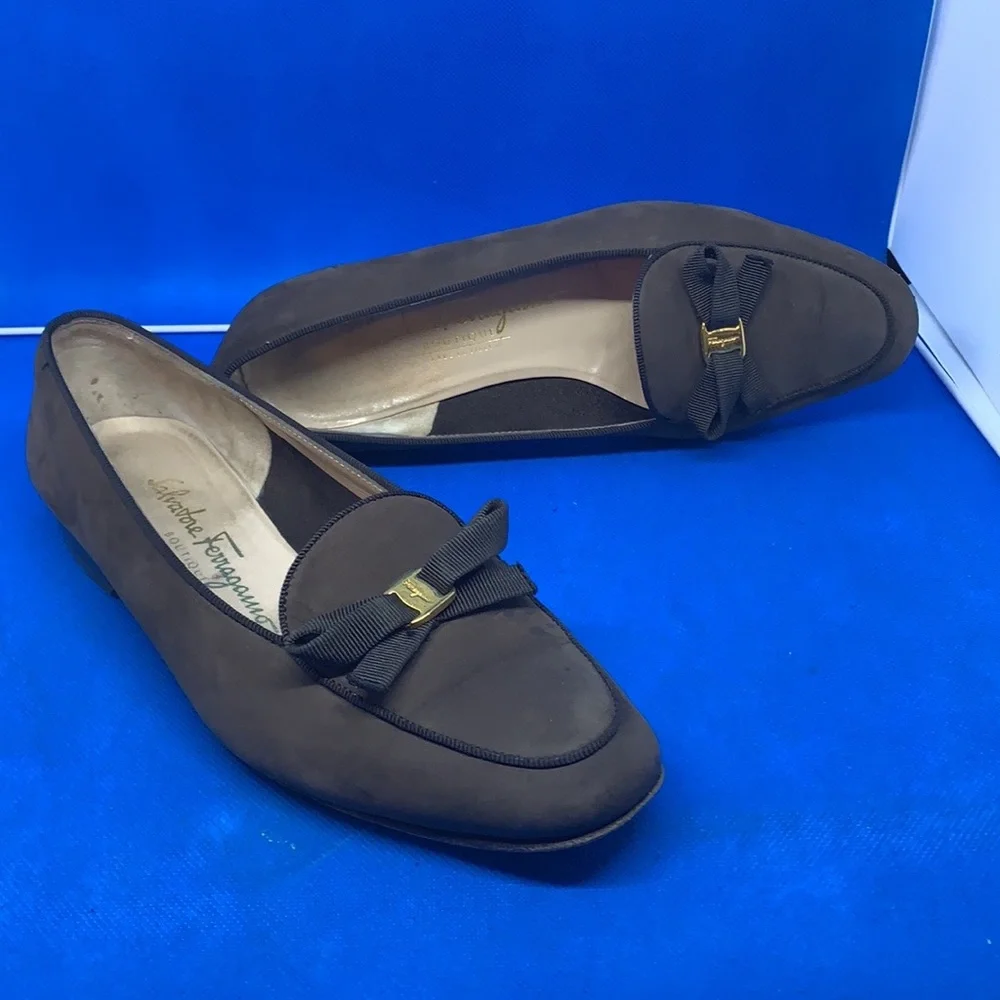Salvatore Ferragamo Brown suede with gold hardware ‎ bow 6C